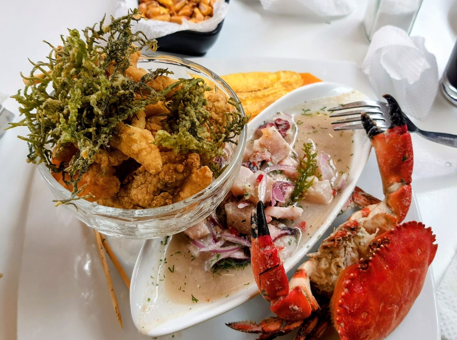 Plats panaméens et fruits de mer sur une table