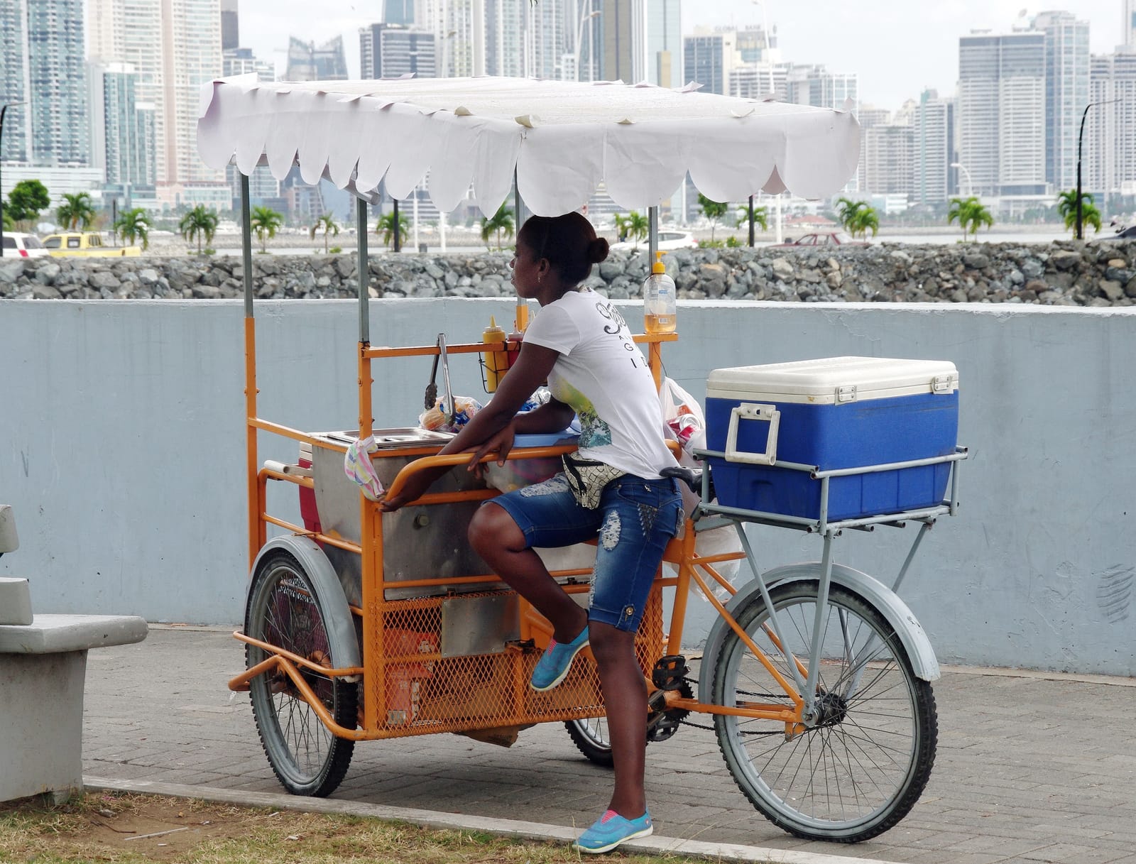 Vendeur de street food à vélo au Panama
